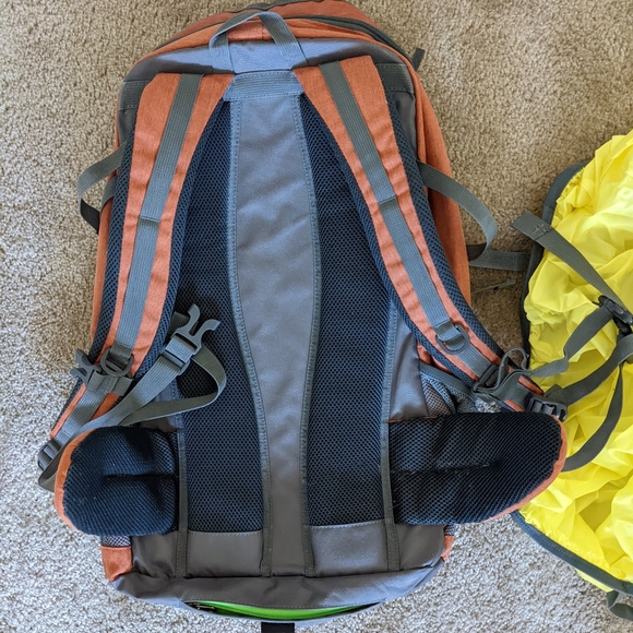 MOUNTAINTOP 40L Hiking Backpacks with Rain Cover - Picture 5 of 8